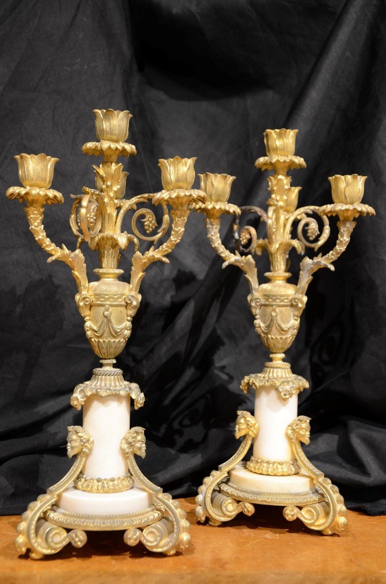 PAIRE DE CHANDELIERS EN BRONZE ET MARBRE DU MILIEU DU XIXE SIÈCLE